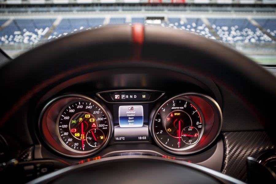 Панель приборов Mercedes-AMG A45 4Matic 2015 года  (фото 16 из 41)